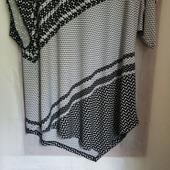 Chico's Geometric Print Cold Shoulder Blouse Top Short Sleeve Knit Size 2 US L - Picture 7 of 10